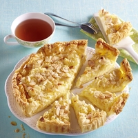 Hit na spletu: Hiter jabolčni kolač z vaniljevim pudingom je za obliznit vse prste