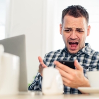 Nasedel oglasu na Facebooku in ostal brez 300 evrov: "Priganjala me je k plačilu"