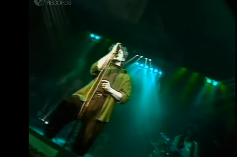 Najbolj žalostna jugoslovanska balada: Vrnil se je iz vojske in zagledal poroko dekleta, za katero je mislil, da ga čaka (foto: Zaslonska slika/Youtube/Prljavo kazalište)