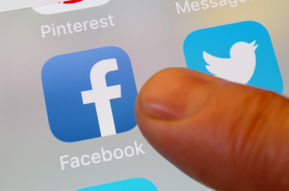 Velika novost za uporabnike Facebooka: Iskanje prijateljev je nezakonito (foto: Profimedia)