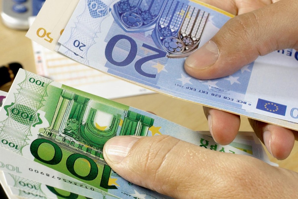 Tudi če polog opravite v več delih, morate zagotoviti dokazilo o izvoru denarja, če skupni znesek preseže 10.000 evrov. V …