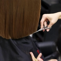 Prosila je za priljubljeno frizuro Francozinj, kar je dobila, pa je nasmejalo splet