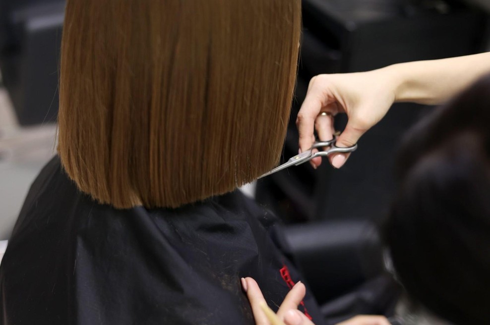 Prosila je za priljubljeno frizuro Francozinj, kar je dobila, je nasmejalo splet (foto: profimedia)