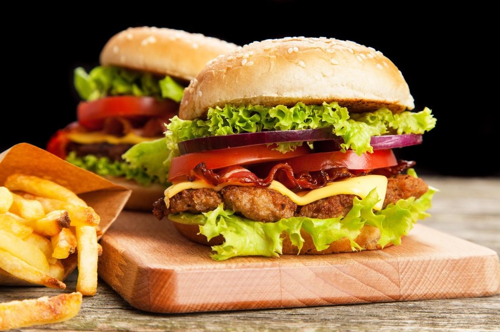 Neustavljiva želja po hamburgerju? Telo vam pošilja nujno sporočilo – in ne gre za lakoto (foto: profimedia)