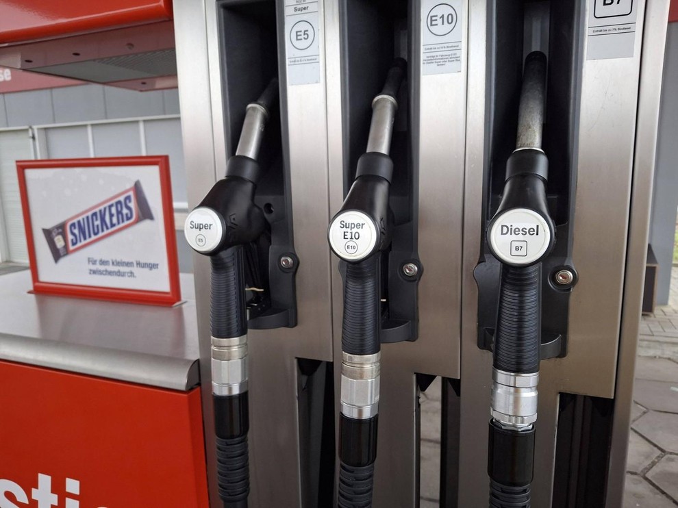 Po podatkih nemškega avtomobilskega kluba ADAC je bil liter bencina E10 v sredo zjutraj za 13,4 centa dražji kot ob …