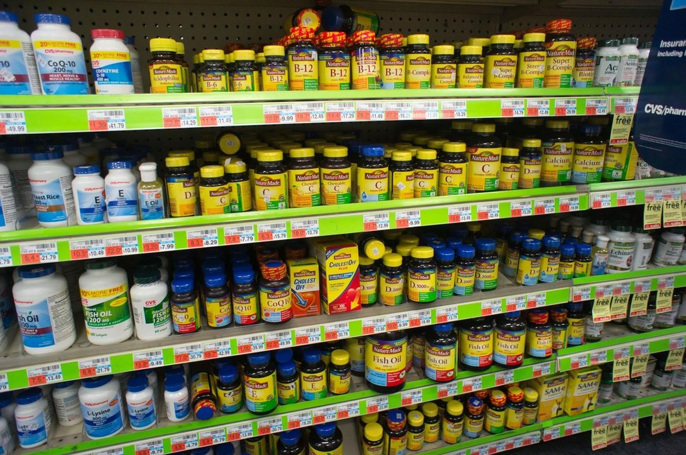 Strokovnjaki razkrivajo, katera prehranska dopolnila je smiselno jemati in kako se izogniti zapravljanju denarja (foto: Profimedia)