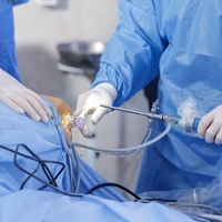 Medicinski incident: Med posegom ugotovili, da pacientki operirajo napačno koleno