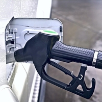 Združenja zahtevajo takojšnjo ukinitev tega goriva – kaj bi to pomenilo za avtomobile in denarnice voznikov