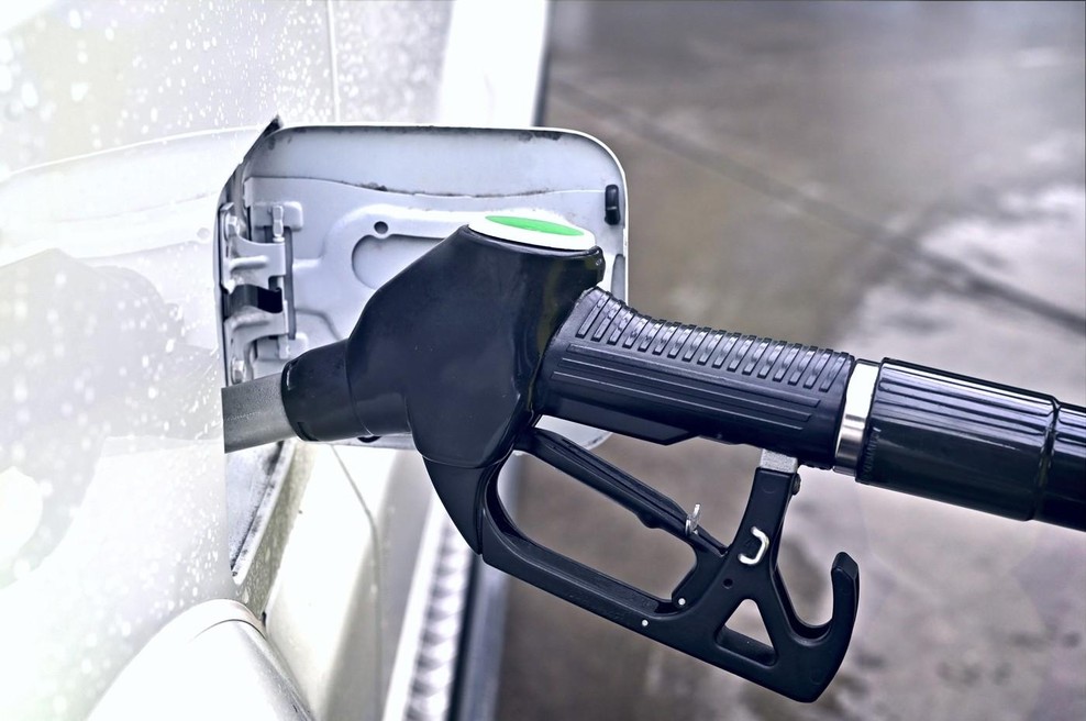 Združenja zahtevajo takojšnjo ukinitev tega goriva – kaj bi to pomenilo za avtomobile in denarnice voznikov (foto: Profimedia)