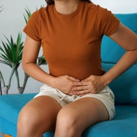 Večina žensk jih ima, pa tega sploh ne ve: 7 znakov, da imate cisto na jajčniku