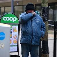 Kdo je Huse B., ki prejema ogromno socialno pomoč, pa v državi sploh ne bi smel biti