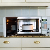 Pica, testenine, kruh … te hrane nikoli ne bi smeli pogrevati v mikrovalovni pečici