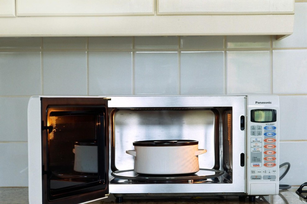 Pica, testenine, kruh … te hrane nikoli ne bi smeli pogrevati v mikrovalovni pečici (foto: Profimedia)