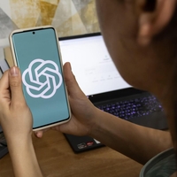 Umetna inteligenca se z vami strinja 50 % pogosteje kot človek - in to ni nekaj dobrega