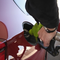 Zaradi pomanjkanja goriva na bencinskih črpalkah uvedli novo pravilo točenja, takšne so omejitve