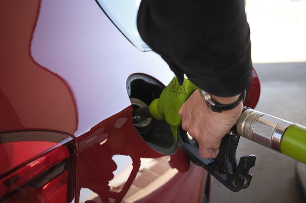 Zaradi pomanjkanja goriva na bencinskih črpalkah uvedli novo pravilo točenja, takšne so omejitve (foto: Profimedia)