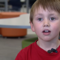 5-letni deček šokiral vse, ko je v priročniku za usposabljanje pilotov našel napako