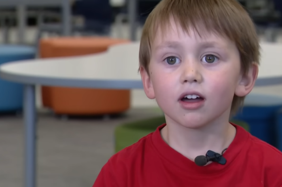 5-letni deček šokiral vse, ko je v priročniku za usposabljanje pilotov našel napako (foto: Zaslonska slika/Youtube/Next 9News)