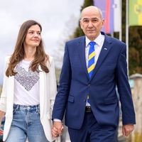 Ste videli, kakšno modno kombinacijo je nosila Urška Bačovnik Janša na soočenju?