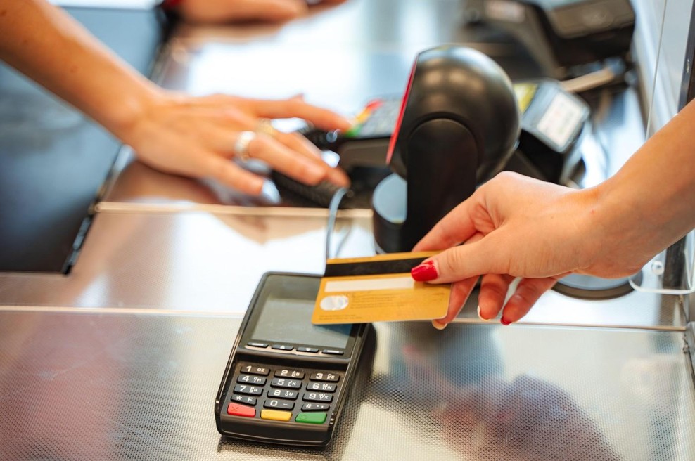 To je nezakonito pri plačevanju s karticami– kupci se tega pogosto ne zavedajo (foto: Profimedia)
