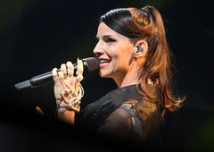 Lea Sirk ima novega: vsa nasmejana je takole pozirala z njim (FOTO)