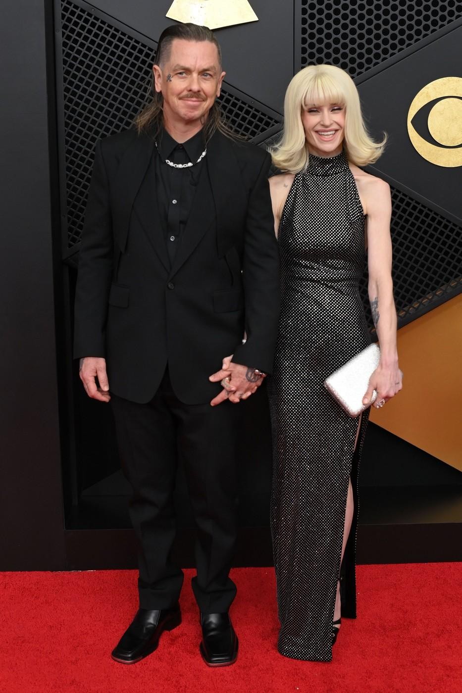 Par se je poznal že več kot dve desetletji, spoznala pa sta se prek Kellyjinega očeta Ozzyja. Ljubezensko razmerje sta …