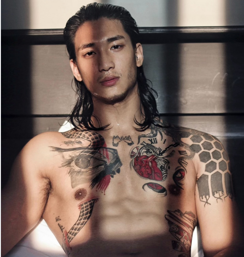 Njegovi družbeni profili so za nekaj let ugasnili in šele danes Paing Takhon spet objavlja na svojih profilih. Pod vsako …