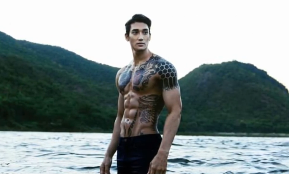 Rodil se je leta 1996 v majhnem mestu na zahodu Mjanmara kot četrti od šestih otrok. Nič ni kazalo na …