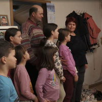 Po Delovni akciji so se vgžali gledalci in udrihali po 12-članski družini: "Sram me je, med kakšnimi ljudmi živim"