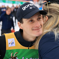 Poljub v Planici, ki so ga ujele kamere: Domen Prevc v objemu mične rjavolaske