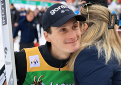 Poljub v Planici, ki so ga ujele kamere: Domen Prevc v objemu mične rjavolaske