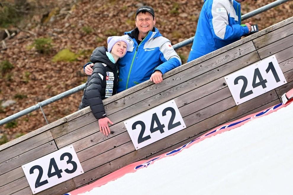Kmalu po olimpijskih igrah je Nika potrdila še tretjo zaporedno skupno zmago v svetovnem pokalu, kar je v smučarskih skokih …