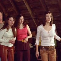 Tako je pri svojih 52. letih videti nekoč prelestna Piper iz serije Charmed: ne boste je prepoznali