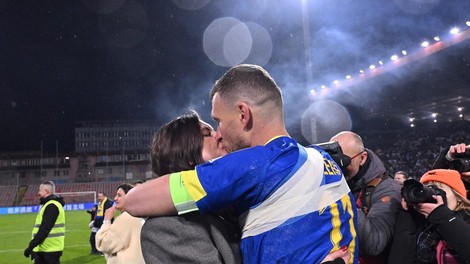 Žena Edina Džeka po petih porodih v kopalkah jemlje dih, vsi gledali izklesan trebušček