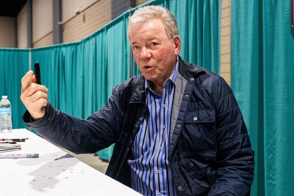 Potem je prišlo olajšanje z novico, da nič od tega ni res. William Shatner je osebno stopil v javnost in …