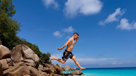 Sanjski pobeg slovenskega športnika, za katerim se slinijo vse Slovenke: tako uživa v raju (a ni sam ...)