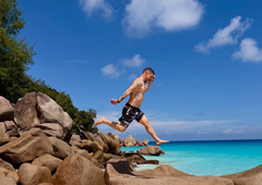 Sanjski pobeg slovenskega športnika, za katerim se slinijo vse Slovenke: tako uživa v raju (a ni sam ...)