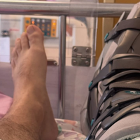 Oboževalci prestrašeni: znani pevec končal na operacijski mizi