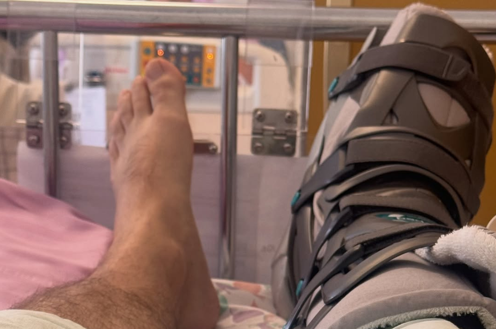 Oboževalci prestrašeni: naš znani pevec končal na operacijski mizi (foto: instagram.com/rokpiletic/posnetek zaslona)