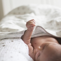 Ta pri nas znana igralka žalostno priznala, da so jo že 10 dni po porodu silili delati, še zdaj se počuti grozno