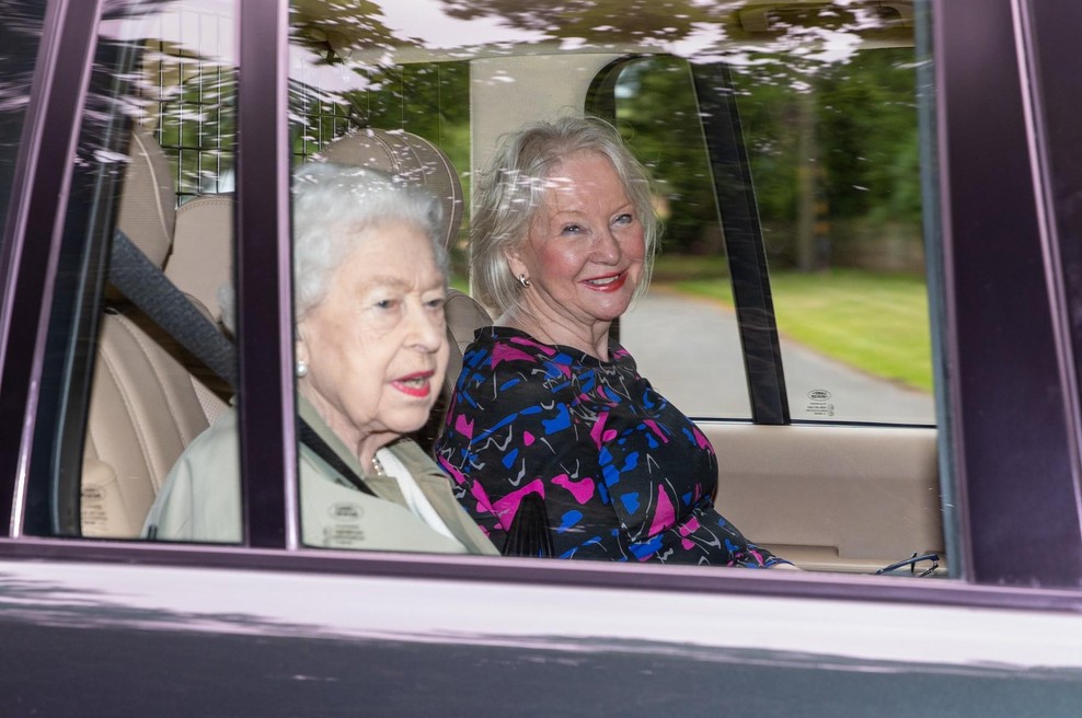 Pomočnica razkrila: to pesem je kraljica Elizabeta oboževala in zato so se njena krila skrajšala (foto: profimedia)