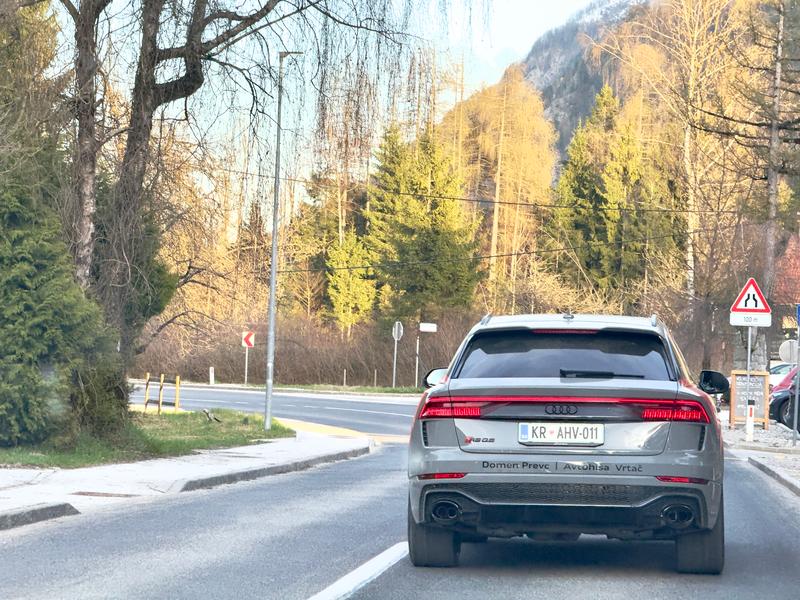 Takšno razkošno mrcino zdaj vozi Domen Prevc in ne skriva, da uživa: vsi se ozirajo za njim (FOTO)