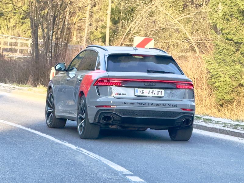 Takšno razkošno mrcino zdaj vozi Domen Prevc in ne skriva, da uživa: vsi se ozirajo za njim (FOTO)