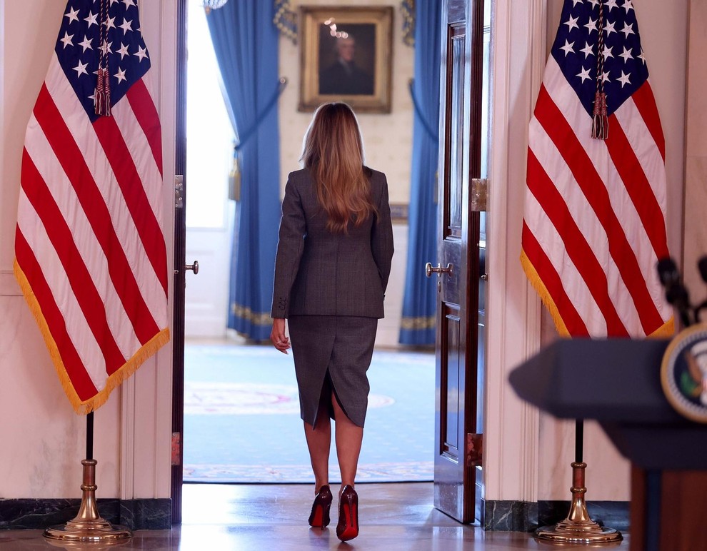 Na koncu, ko je Melania zaključila svoj govor, je James razkrila še peti, zadnji znak, s katerim je posredovala svoje …