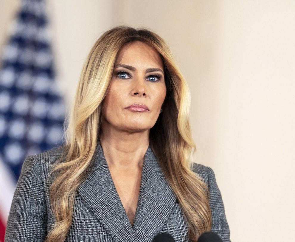 Ko govor preide v podrobnosti, Melania omeni Epsteinovo sodelavko Ghislaine Maxwell. Ko je zanikala kakršnokoli bližino z Ghislaine Maxwell, je …