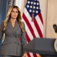 Strokovnjakinja za analizo telesa: Melania je na oder primarširala