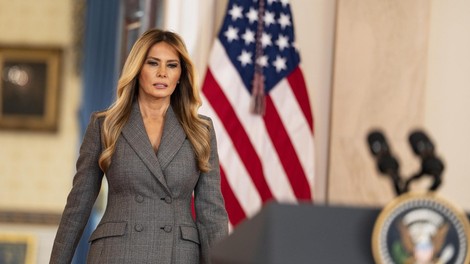 Strokovnjakinja za analizo telesa: Melania je na oder primarširala