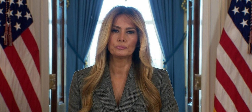 Ko je Melania začela govoriti, je dala tudi tretji signal. »Prisotne nagovarja z mirnim pogledom in stisnjeno čeljustjo, medtem ko …