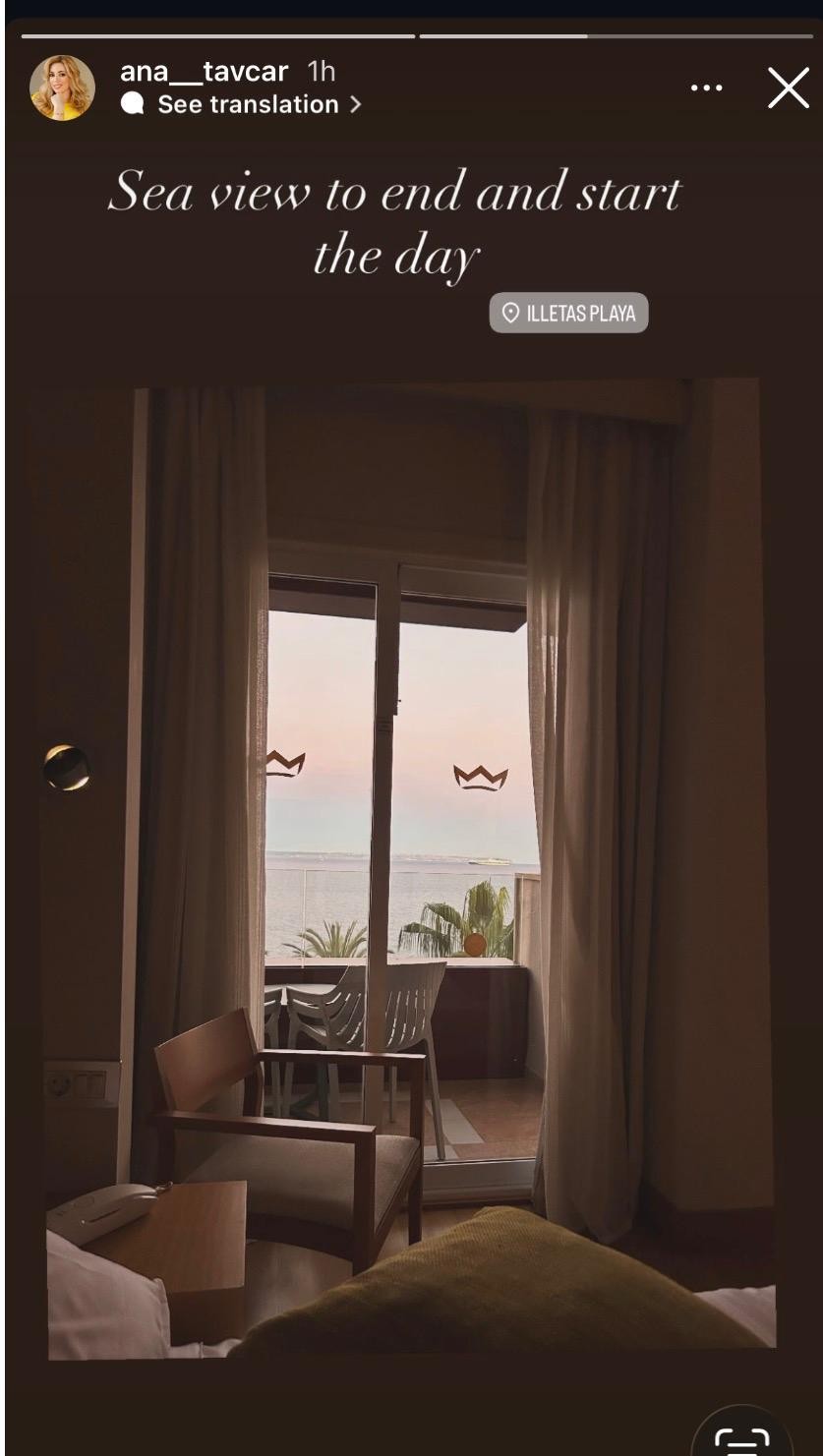 Voditeljica je objavila tudi svojo ljubko dopustniško nastanitev in pokazala, da se zbuja in zaspi z pogledom na prečudovito morje …