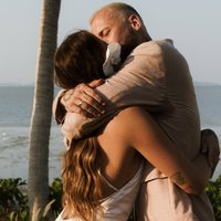 Poročne fotografije, ki govorijo same zase: sanjska poroka znanega Slovenca v toplih krajih